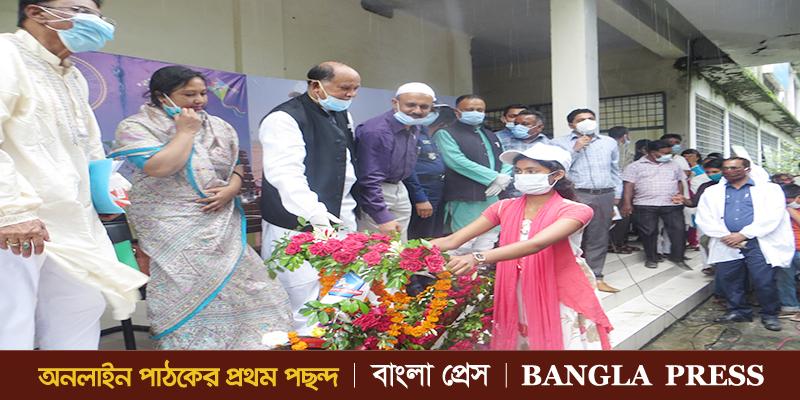 দেবীগঞ্জে রেল মন্ত্রীর আর্থিক অনুদানের টাকা বিতরণ