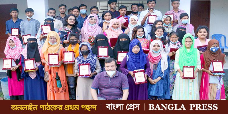 ফুলবাড়ীতে ৬৪ জন কৃতি শিক্ষার্থীকে সংবর্ধনা