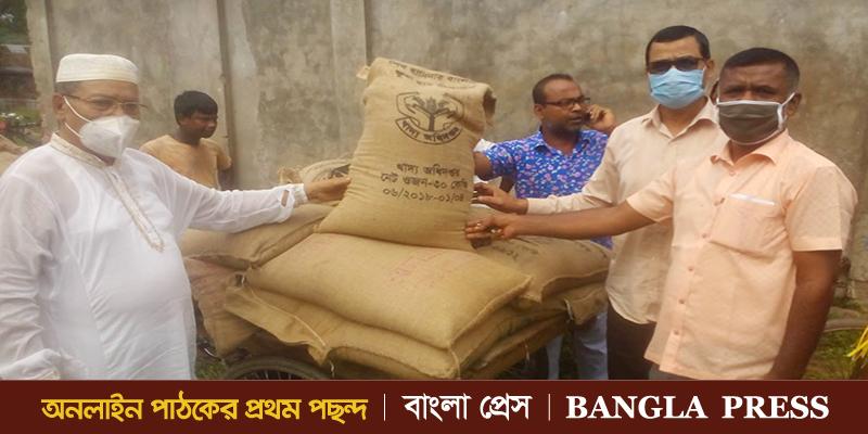 ডোমার পৌরসভায় ভিজিএফ কার্ডের চাল বিতরণ