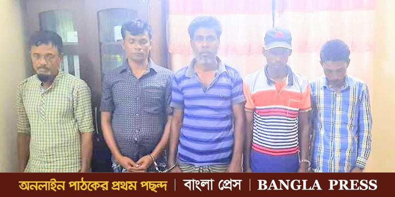 বাহুবলে জুয়ার আসর থেকে ৫ জুয়ারি আটক