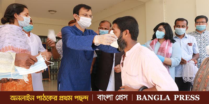 ফুলবাড়ীতে শ্রমজীবীদের মাঝে স্বাস্থ্য সুরক্ষা সামগ্রী বিতরণ