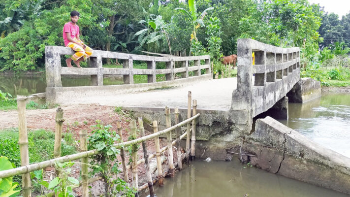 গৌরীপুরে ঝুঁকিপূর্ন সেতুটি এখন মরণ ফাঁদ!