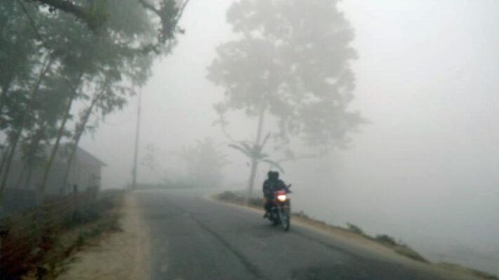দেবীগঞ্জে বইছে শীতের হিমেল হাওয়া
