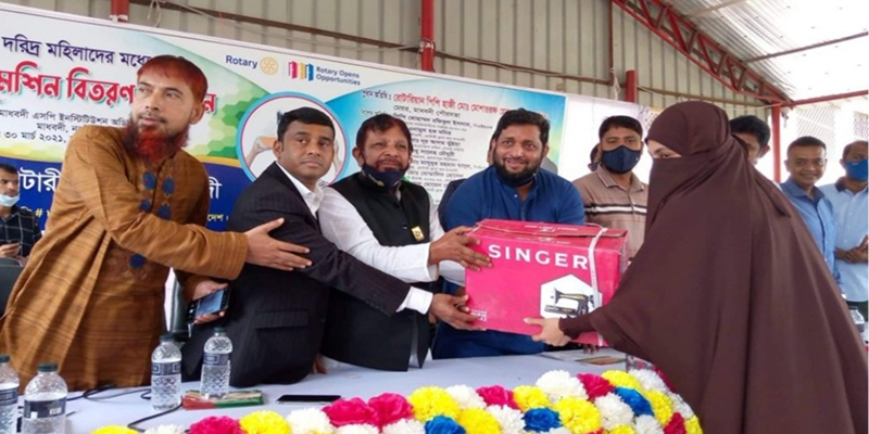 রোটারী ক্লাব অব মাধবদীর উদ্যোগে সেলাই মেশিন বিতরণ