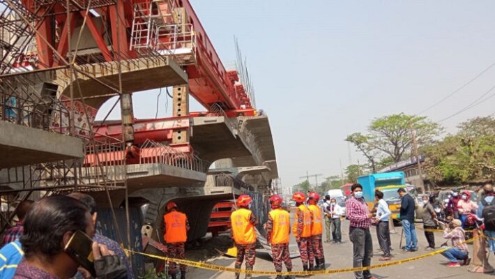 বিমানবন্দরে ফ্লাইওভারের গার্ডার ধসে চীনা নাগরিকসহ আহত ৪