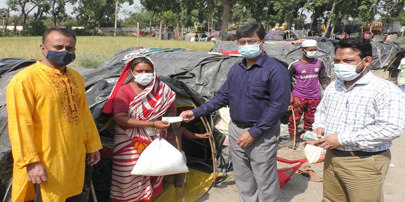 ঝিনাইদহে বেদে পল্লীর বাসিন্দাদের মাঝে খাদ্যসামগ্রী বিতরণ