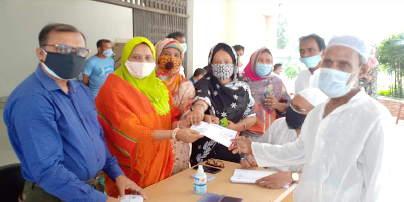 ঘোড়াশালে ৪০০ পরিবার পেল প্রধানমন্ত্রীর নগদ উপহার