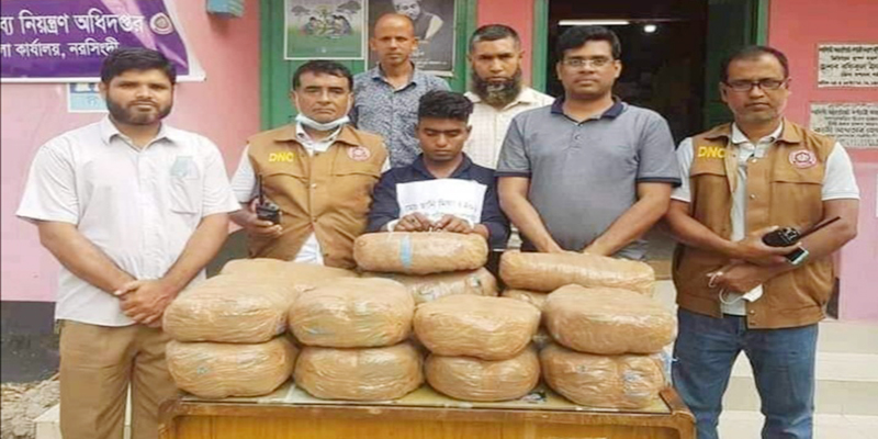 নরসিংদীতে ৩২ কেজি গাঁজাসহ পলাতক আসামী গ্রেফতার