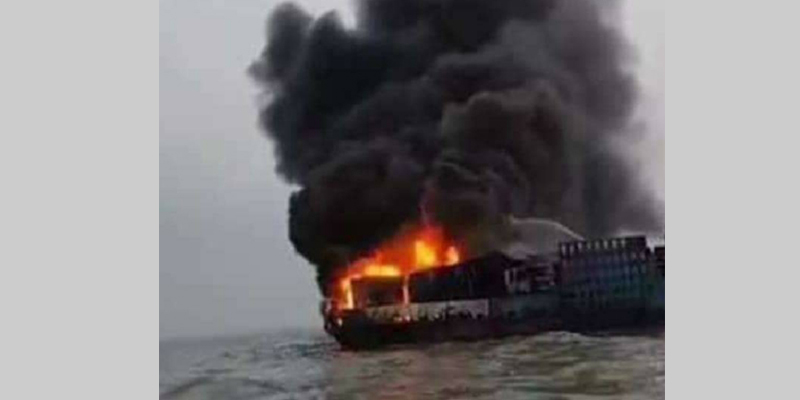 লক্ষ্মীপুরে ফেরীতে আগুনে পুড়লো ৮ পণ্যবোঝাই ট্রাক!