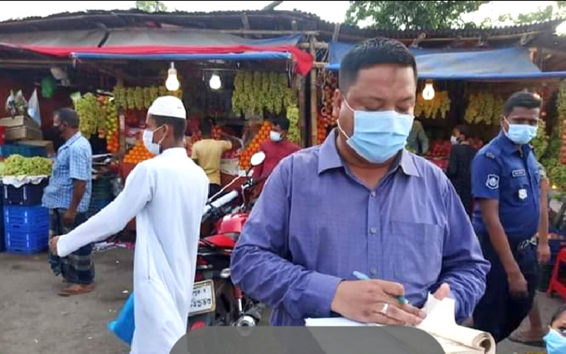 লক্ষ্মীপুরে মাস্ক না পরায় ভ্রাম্যমান আদালতের জরিমানা