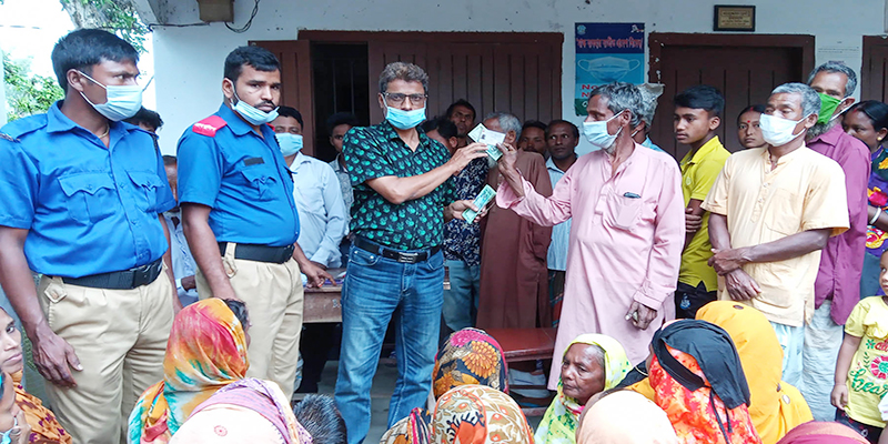 ডোমারে প্রধানমন্ত্রীর দেয়া ঈদ উপহার বিতরণ
