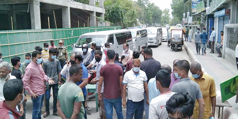 সৈয়দপুর বিমানবন্দর মার্কেটে বিদ্যুৎ বিচ্ছিন্নের প্রতিবাদে সড়ক অবরোধ