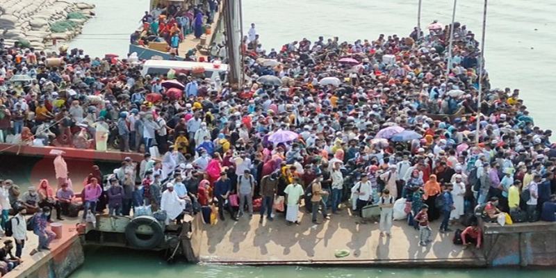 ফেরিতে হুড়োহুড়িতে ৫ জনের মৃত্যু