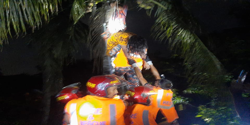 ঝিনাইদহে নারিকেল গাছ থেকে এক নারী উদ্ধার