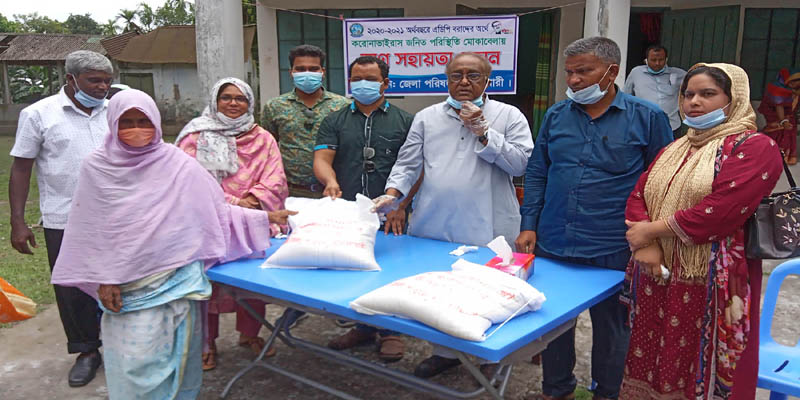 ডোমারে জেলা পরিষদের উদ্যোগে ত্রাণ সামগ্রী বিতরণ