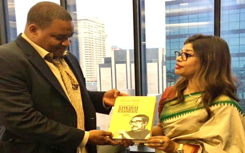 বঙ্গবন্ধুর ওপর গোয়েন্দা রিপোর্টের বই পেলেন আটলান্টিক সিটি মেয়র