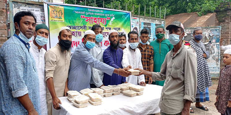 ফরিদপুরে দুঃস্থদের মাঝে খাবার বিতরণ করলো স্বেচ্ছাসেবী সংগঠন