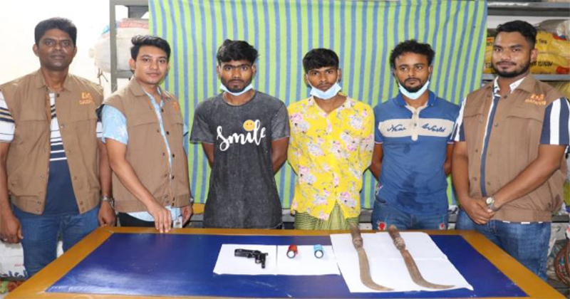গাজীপুরে পুলিশের গাড়িতে ডাকাতির চেষ্টা, ৩ ডাকাত আটক