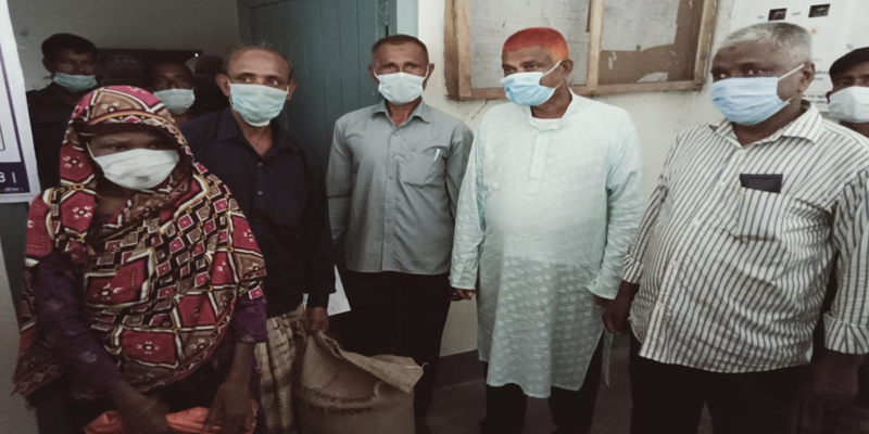 ঠাকুরগাঁওয়ে দুস্থদের মাঝে ভিজিএফ এর চাল বিতরণ