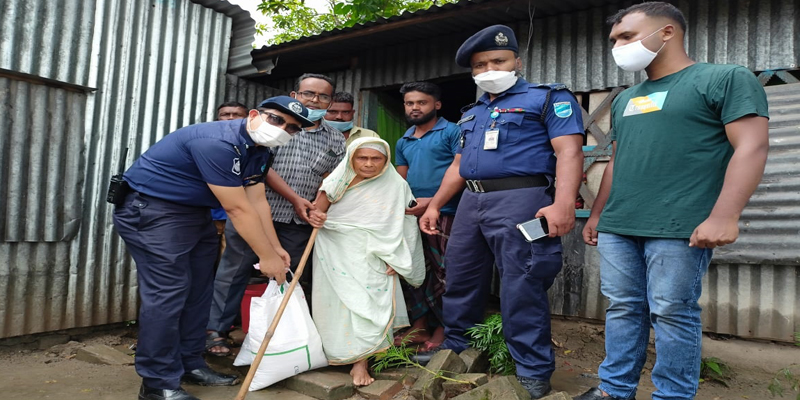 রুপবান বেওয়াকে খাদ্য সহয়তা দিলো থানা পুলিশ