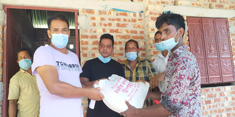 ঠাকুরগাঁওয়ে হোটেল শ্রমিকদের মাঝে প্রধানমন্ত্রীর উপহার বিতরণ