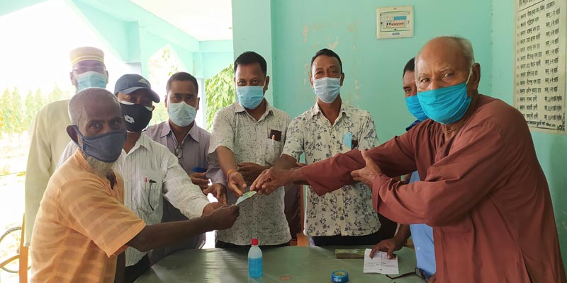 ঠাকুরগাঁওয়ের ঢোলারহাটে জিআর এর টাকা বিতরণ