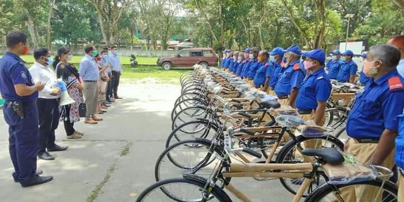 রাজারহাটে গ্রাম পুলিশের মাঝে বাইসাইকেল বিতরণ