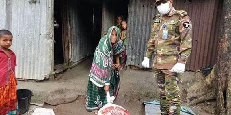 লক্ষ্মীপুরে দুঃস্থদের মাঝে সেনাবাহিনীর ত্রাণ বিতরণ