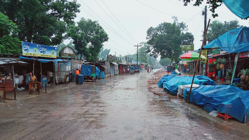 রুহিয়ায় লকডাউন: প্রশাসন মাঠে নামায় রাস্তা ফাঁকা