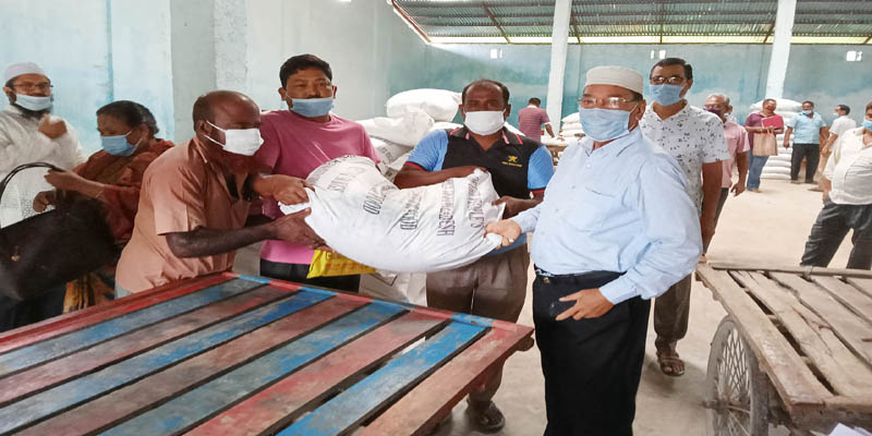 ডোমার পৌরসভায় নগদ অর্থ ও চাল বিতরণ