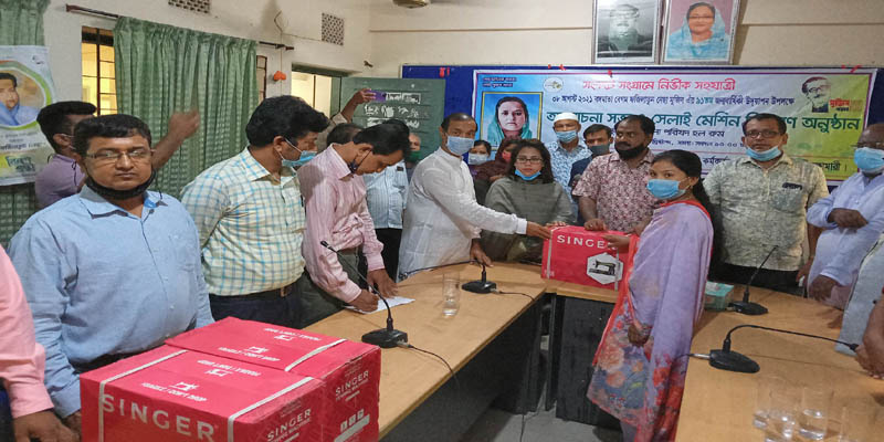 ডোমারে বঙ্গমাতার জন্মদিন উপলক্ষ্যে আলোচনা সভা ও সেলাই মেশিন বিতরণ