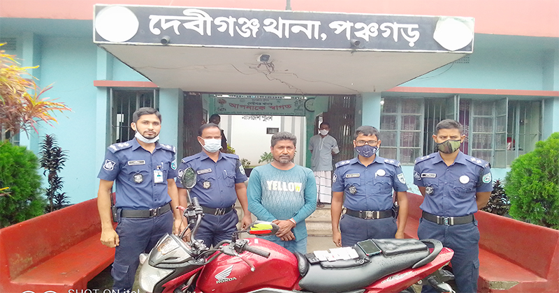 দেবীগঞ্জে জনতার হাতে মাদক ব্যাবসায়ী নাসির আটক