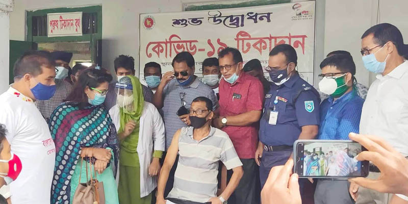 ডোমারে করোনা ভাইরাসের টিকাদান কর্মসূচীর শুভ উদ্বোধন