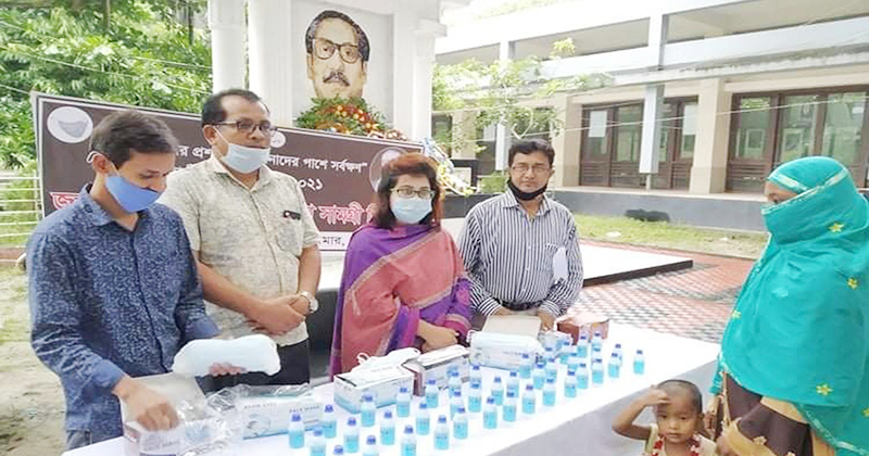 উপজেলা প্রশাসনের উদ্যোগে ডোমারে সুরক্ষা সামগ্রী বিতরণ