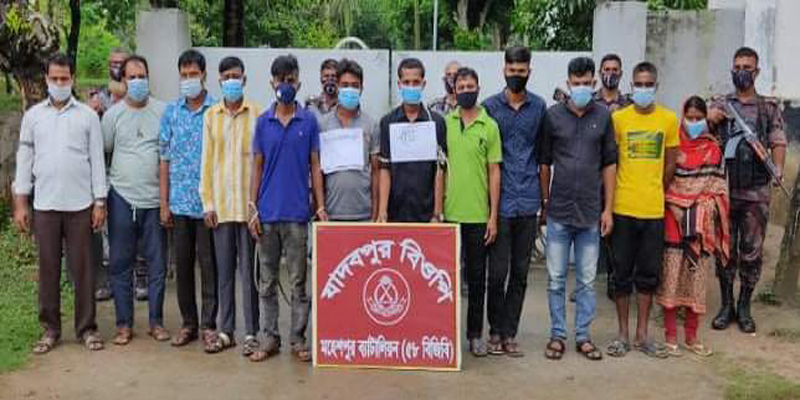 অবৈধভাবে ভারতে যাওয়ার সময় দালালসহ ১৫ জন আটক