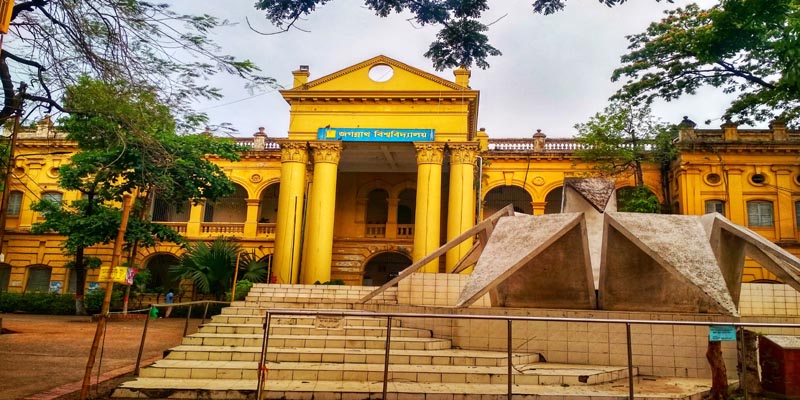 ঢাকায় ফিরছে জবি শিক্ষার্থীরা, টিকার ডোজ নিয়ে সংশয়