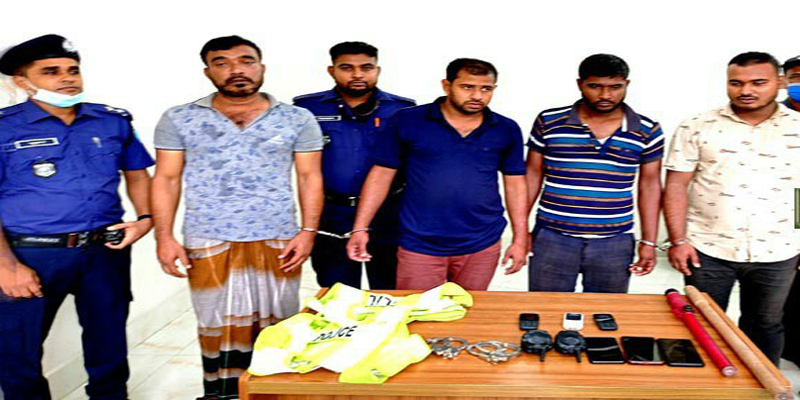 জেল থেকে পরিচয়, বের হয়ে পুলিশ সেজে ছিনতাই