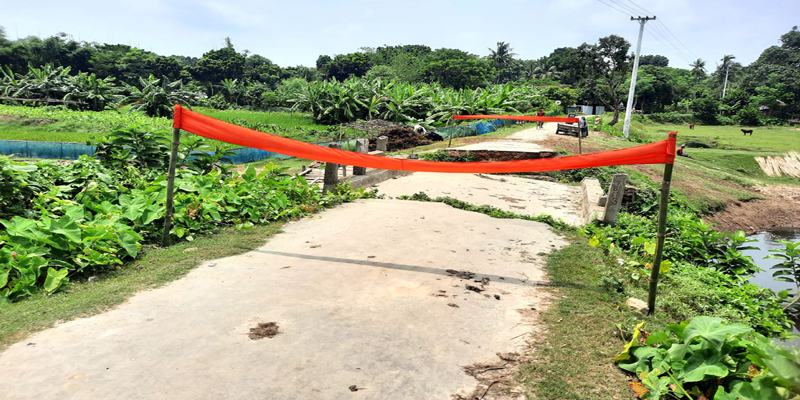 ব্রীজ ভাঙ্গা দুই বছর লাল ফ্লাগের সতর্কবার্তা নিয়ে চলাচল!