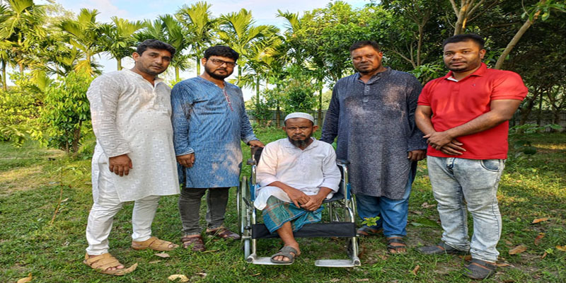 ডোমারে প্রতিবন্ধি আজিজুল মুন্সিকে হুইল চেয়ার উপহার দিলেন সোহাগ সুখ পল্লী