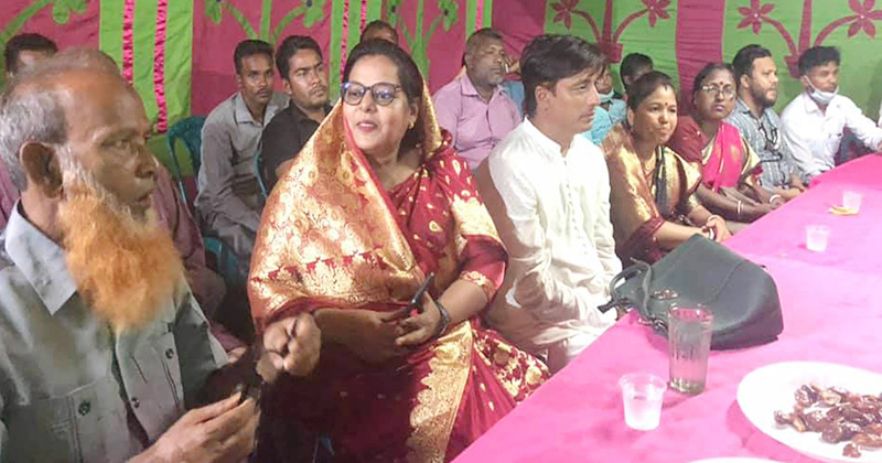 ডোমারে নারীনেত্রী সরকার ফারহানা আখতার সুমি পূজামন্ডপ পরিদর্শন