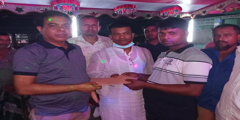 বোয়ালমারীতে পূজামন্ডপ পরিদর্শন ও আর্থিক সহায়তা দিলেন চেয়ারম্যান মোশাররফ