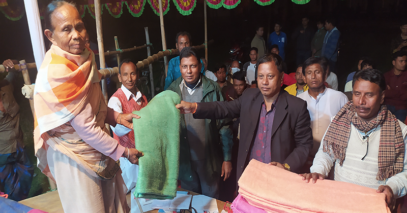 রুহিয়ায় শীতার্তদের মাঝে কম্বল বিতরণ