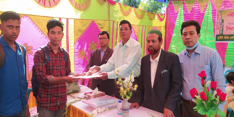 রুহিয়ায় নবীন ছাত্র-ছাত্রীদের বরণ ও বিদায় সংবর্ধনা