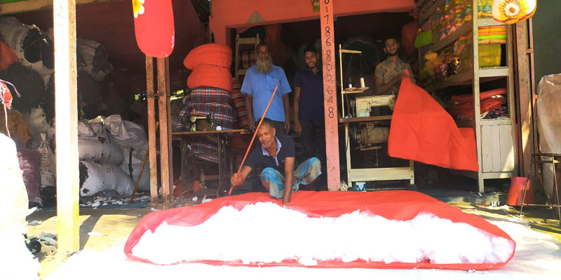 লেপ-তোষক তৈরিতে রুহিয়ায় ব্যস্ত কারিগররা