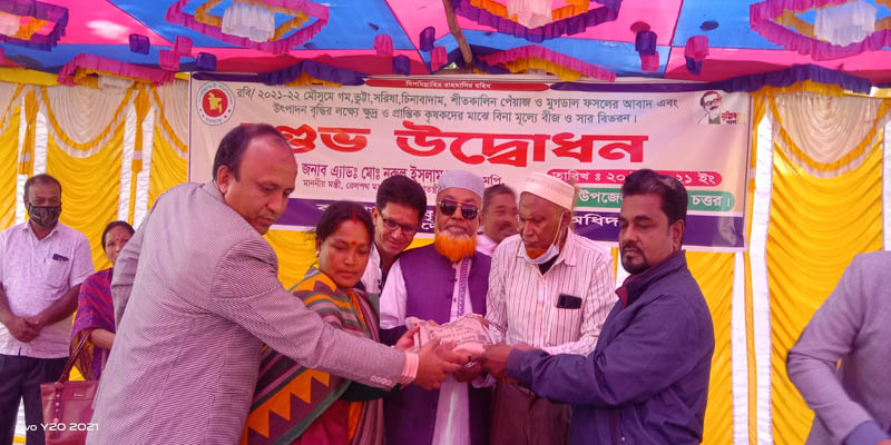 দেবীগঞ্জে কৃষকদের মাঝে বীজ ও সার বিতরণ