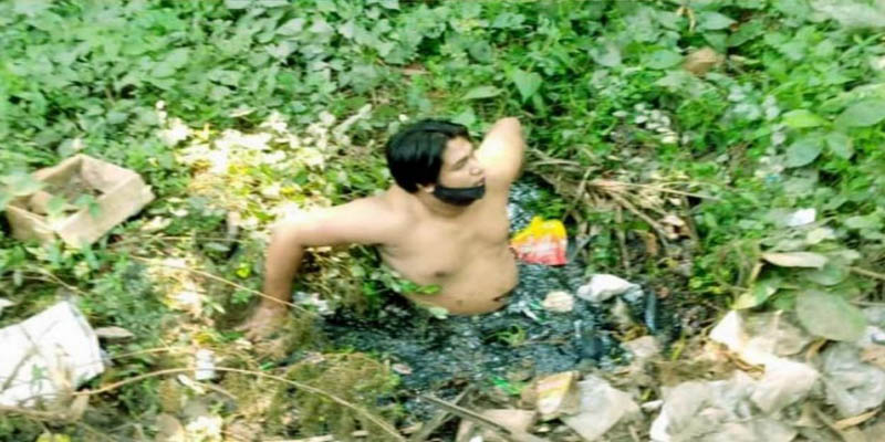 পাকিস্তানের জার্সি পরায় ডোবায় নামিয়ে শাস্তি!