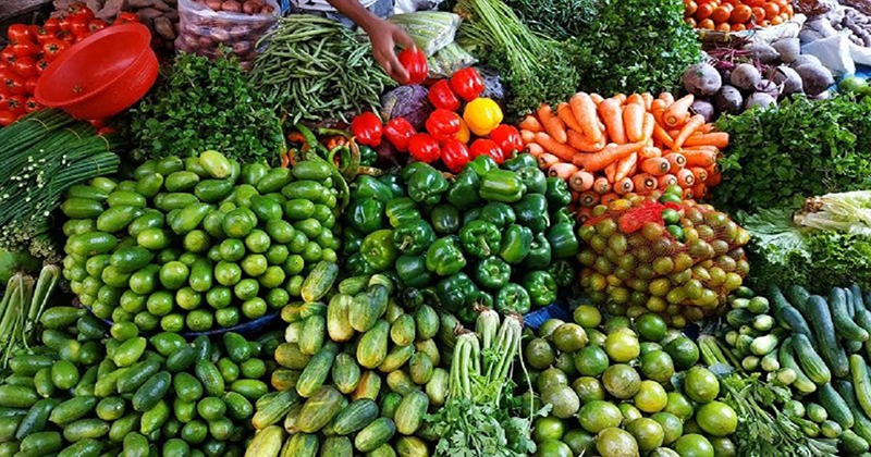 রাজধানীতে চড়া সবজির বাজার