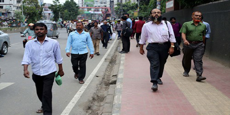 গাড়ির চাকা ঘুরছে না পথে পথে দুর্ভোগ