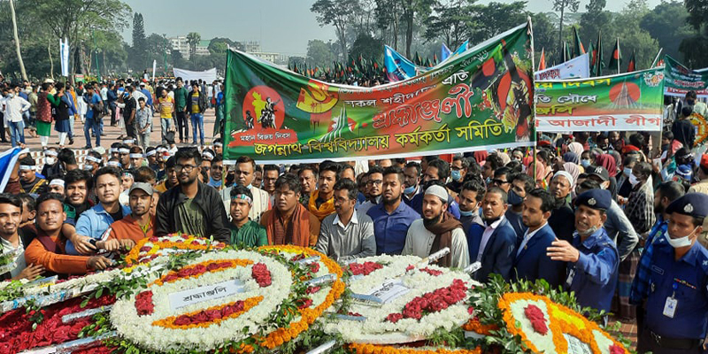সুবর্ণ জয়ন্তী ও বিজয় দিবসে স্মৃতিসৌধে জবি প্রেসক্লাবের পুষ্পস্তবক অর্পণ