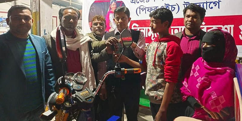 গণমাধ্যমের সংবাদে নতুন রিক্সা পেল ভবানীগঞ্জের ইয়াছিন